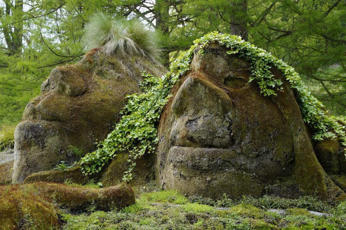 The Silurian hypothesis | Overgrown statues covered with moss