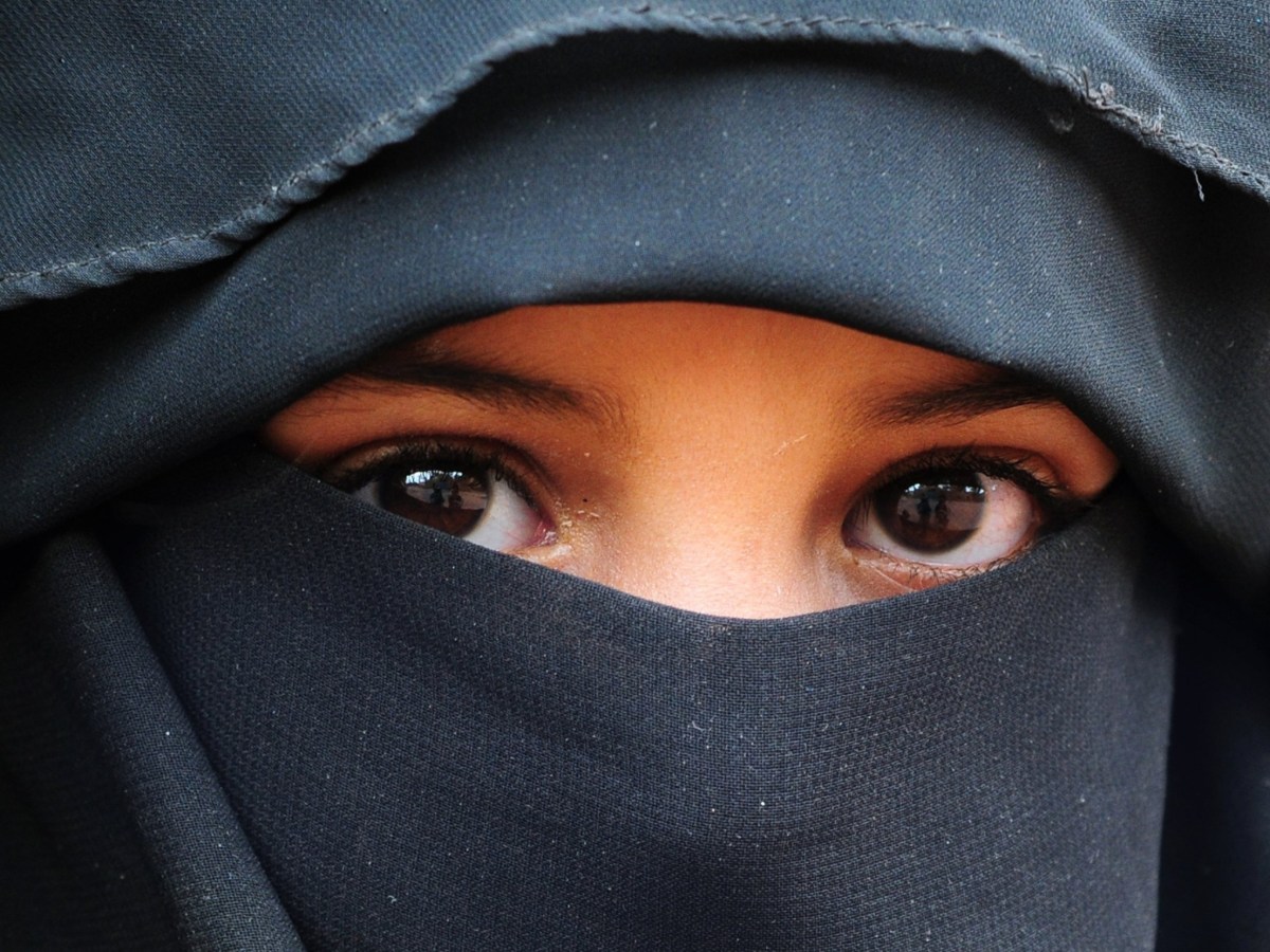 Mahsa Amini: Is this what could happen if religion rules? | Woman in burka